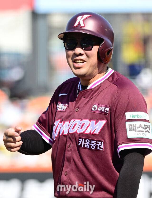 키움 안치홍이 한화 옛 동료들을 보며 환하게 웃고 있다 / 대전 = 유진형 기자 zolong@mydaily.co.kr