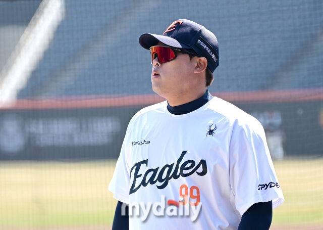 2026년 3월 28일 오후 대전 한화생명볼파크에서 ‘2026 신한 SOL KBO리그' 개막전 키움 히어로즈와 한화 이글스의 경기가 열렸다. 경기 전 한화 류현진이 훈련하고 있다./마이데일리