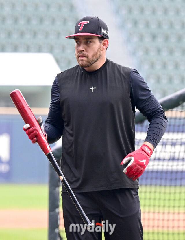 LG 오스틴이 진지한 모습으로 타격 훈련을 하고 있다 / 잠실 = 유진형 기자 zolong@mydaily.co.kr