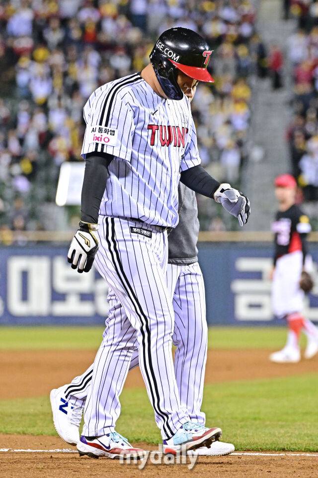 31일 서울 잠실야구장에서 열린 '2026 신한 SOL BANK KBO리그' LG 트윈스와 KIA 타이거즈 경기. LG 문보경이 7회말 1사 1-3루에서 부상으로 이영빈과 주자 교체되고 있다./잠실=한혁승 기자 hanfoto@mydaily.co.kr