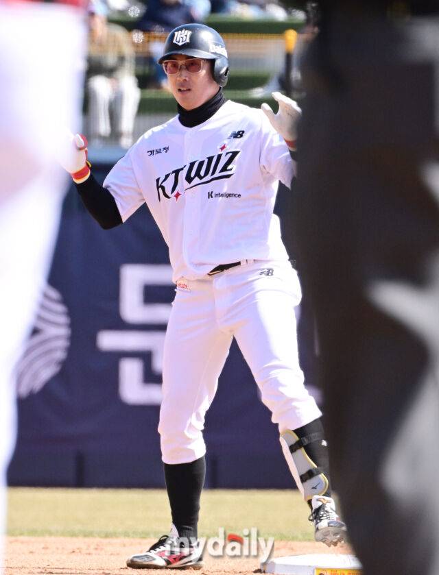 KT 허경민이 19일 오후 경기도 수원KT위즈파크에서 진행된 ‘2026 신한 SOL KBO리그’ 키움-KT의 시범경기 4회말 1사 1루에서 2루타를 때린 뒤 타임을 요청하고 있다./마이데일리