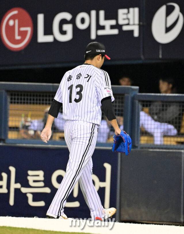 2026년 4월 1일 오후 서울 잠실구장에서 '2026 신한 SOL KBO리그' KIA 타이거즈와 LG 트윈스의 경기. LG 선발투수 송승기가 5회초 1사 1루서 마운드를 내려가고 있다./잠실=유진형 기자 zolong@mydaily.co.kr