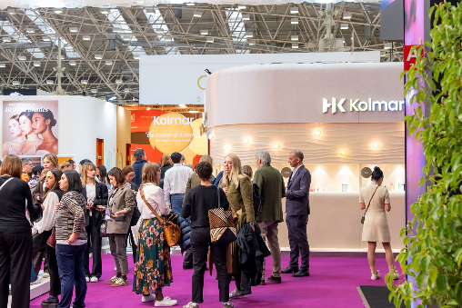 ‘코스모프로프 볼로냐 2026’에 참석한 바이어들이 사막에서 부는 바람을 형상화한 한국콜마 부스를 둘러보고 있다. [한국콜마]