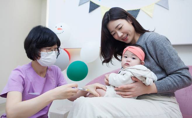 서울 동대문구 한 병원에서 생후 8개월 영아가 RSV 항체주사(베이포투스)를 접종받고 있다. [SK바이오사이언스 제공]