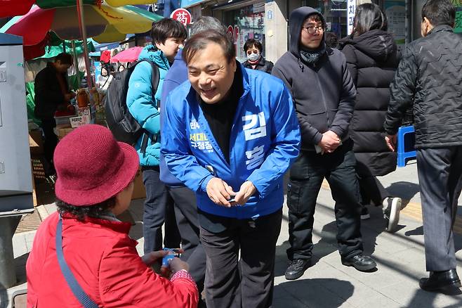 김홍국  민주당 서대문구청장 예비후보가 구민을 만나 인사하고 있다.