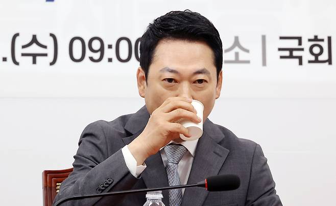 국민의힘 장동혁 대표가 1일 국회에서 열린 정책공모전 ‘국민의 아이디어, 정책이 됩니다’ 시상식에서 물을 마시고 있다. [연합]