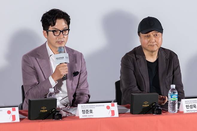 지난 31일 서울 용산구 CGV용산아이파크몰에서 제27회 전주국제영화제 상영작 발표 기자회견이 진행되고 있다. (왼쪽부터) 정준호·민성욱 전주국제영화제 공동집행위원장 [전주국제영화제 제공]