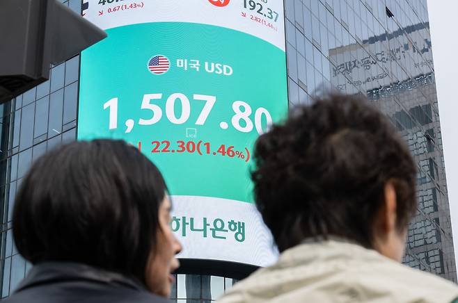 1일 미국·이스라엘과 이란 간 전쟁이 조기에 마무리될 수 있다는 기대와 4월 세계국채지수(WGBI) 편입 이후 외국자금이 한국 금융시장에 신규 유입될 것이라고 전망에 원/달러 환율은 내리고 코스피 지수는 상승하고 있다. 이날 서울 중구 하나은행 외벽 전광판에 원/달려 환율이 표시돼 있다.  윤창빈 기자