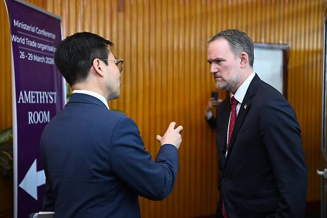여한구 산업통상부 통상교섭본부장이 27일(현지시간) 카메룬 야운데에서 열린 제14차 각료회의(MC-14)에서 제이미슨 그리어 미국 무역대표부(USTR) 대표와 면담을 하고 있다. 2026.3.29 [산업통상부 제공. 재판매 및 DB 금지] <연합뉴스>