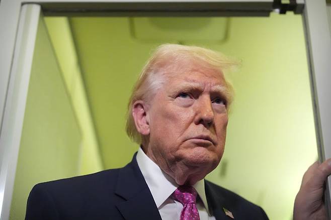 [워싱턴=AP/뉴시스]북대서양조약기구(NATO·나토) 회원국들이 도널드 트럼프 미국 행정부의 대(對)이란 전쟁 협조 요구에 거리를 두고 있다. 영국은 병력 1000명을 투입했으나 참전이 아닌 걸프국 방공 지원이라고 못박았다. 사진은 트럼프 대통령이 30일(현지 시간) 미 플로리다주 웨스트팜비치에서 메릴랜드주 앤드루스합동기지로 향하는 에어포스원(대통령 전용기) 안에서 기자들과 대화하는 모습. 2026.04.01.