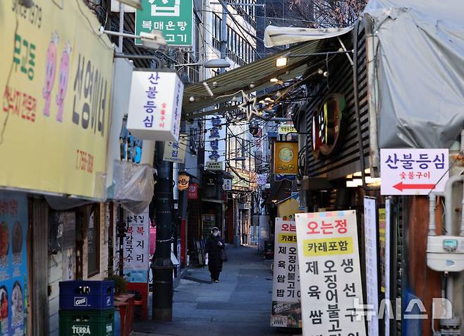 [서울=뉴시스] 이영환 기자 = 30일 오전 서울 시내의 상점가가 한산한 모습을 보이고 있다. 2025.12.30. 20hwan@newsis.com