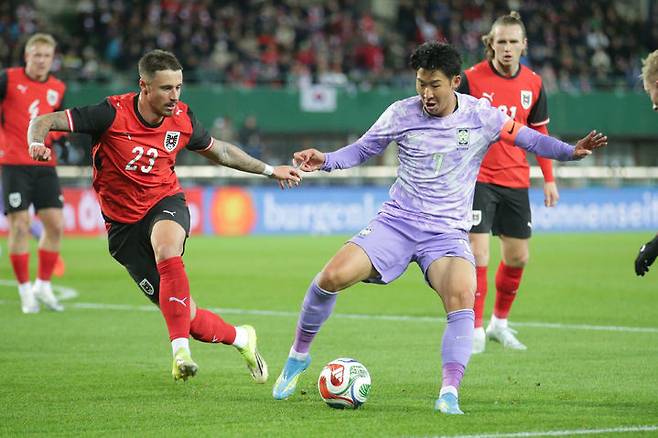 [빈=AP/뉴시스] 손흥민이 지난달 31일(현지 시간) 오스트리아 빈의 에른스트 하펠 스타디움에서 열린 오스트리아와 평가전 중 공을 다투고 있다. 한국이 0-1로 패해 북중미 월드컵 이전 A매치 2연전에서 2패를 기록했다. 2026.04.01.