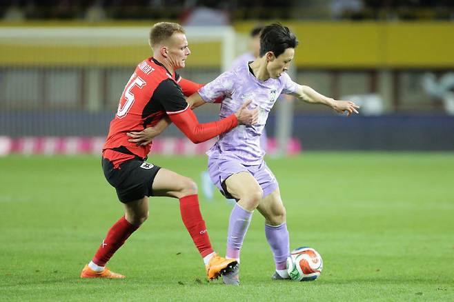 [빈=AP/뉴시스] 이재성이 지난달 31일(현지 시간) 오스트리아 빈의 에른스트 하펠 스타디움에서 열린 오스트리아와 평가전 중 공을 다투고 있다. 한국이 0-1로 패해 북중미 월드컵 이전 A매치 2연전에서 2패를 기록했다. 2026.04.01.