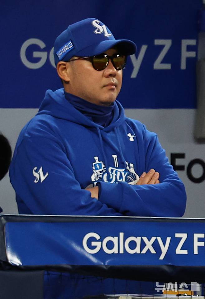 [대구=뉴시스] 최진석 기자 = 22일 대구 수성구 삼성라이온즈파크에서 열린 2025 신한 SOL 뱅크 KBO 포스트시즌 플레이오프 4차전 한화 이글스와 삼성 라이온즈의 경기, 삼성 박진만 감독이 선수들을 바라보고 있다. 2025.10.22. myjs@newsis.com