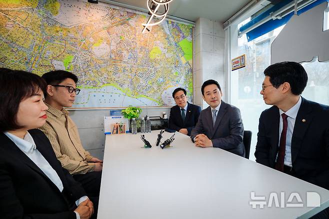 [서울=뉴시스] 홍효식 기자 = 국민의힘 장동혁 대표와 송언석 원내대표 등이 1일 오전 서울 마포구 마포자이더센트리지 아파트 단지 상가의 한 부동산을 찾아 부동산 시장 점검을 하고 있다. (공동취재) 2026.04.01. yesphoto@newsis.com