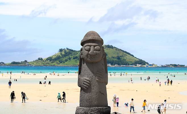 [제주=뉴시스] 우장호 기자 = 제주 북부와 동부 지역에 첫 폭염주의보가 발효된 26일 오후 제주시 한림읍 금능해수욕장을 찾은 피서객들이 물놀이를 하며 더위를 식히고 있다. 기상청에 따르면 전날 밤 제주의 밤 최저기온은 25.1도를 기록해 올해 첫 열대야 현상도 관측됐다. 이는 지난해 같은 기간보다 열흘 빠른 것이다. 2022.06.26. woo1223@newsis.com