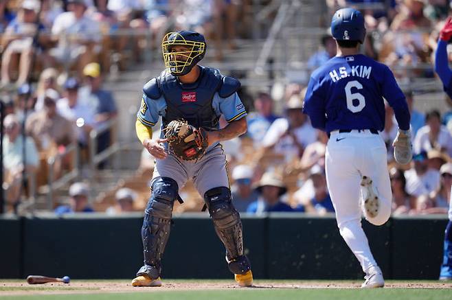 [피닉스=AP/뉴시스] LA 다저스의 김혜성(오른쪽)이 16일(현지 시간) 미 애리조나주 피닉스 캐멀백랜치에서 열린 2026 메이저리그 시범경기 밀워키 브루어스와 경기 2회 말 득점하고 있다. 2026.03.17.