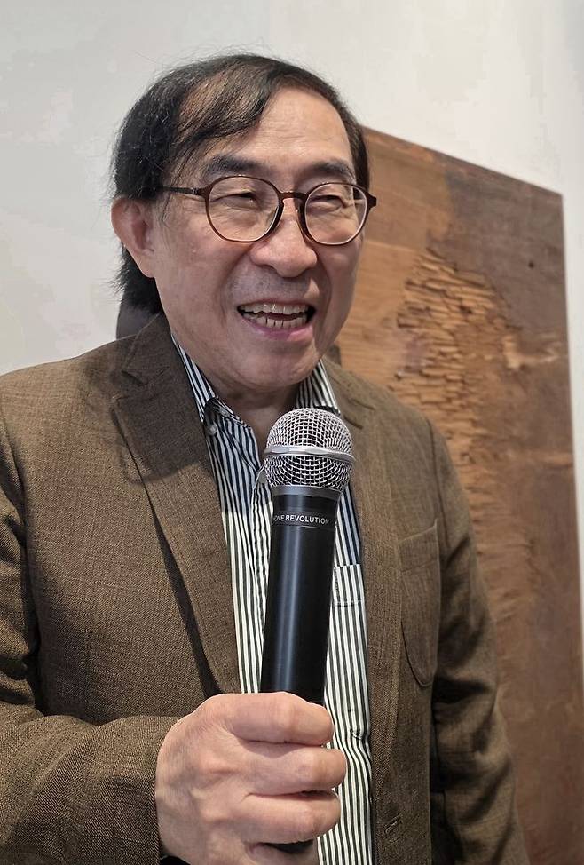 [사진=박현주 미술전문기자]백남준 조카 하쿠다 백 켄이 환하게 웃으며 인터뷰를 하고 있다.  *재판매 및 DB 금지