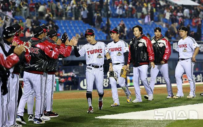 [서울=뉴시스] 조성우 기자 = 1일 오후 서울 송파구 잠실야구장에서 열린 2026 KBO리그 KIA 타이거즈와 LG 트윈스의 경기, LG 선수들이 KIA에 7-2 승리를 거둔 뒤 기쁨을 나누고 있다. 2026.04.01. xconfind@newsis.com