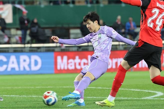 슛하는 이강인 [연합뉴스 제공]