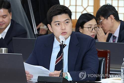 질의하는 김용태 의원 (광주=연합뉴스) 김혜인 기자 = 국민의힘 김용태 국회의원이 17일 오전 광주 서구 화정동 광주시교육청에서 열린 국회 교육위원회의 전남도교육청에 대한 국정감사에서 질의하고 있다. 2024.10.17 in@yna.co.kr