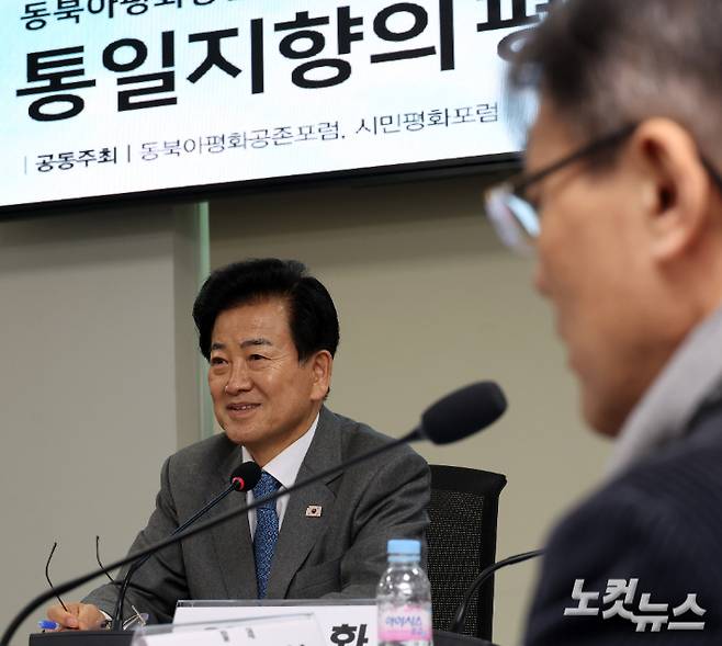 정동영 통일부 장관이 지난해 12월 12일 서울 여의도 국회 의원회관에서 열린 동북아평화공존포럼토론회 '통일지향의 평화적 두 국가관계론'에 참석해 인사말을 하고 있다. 윤창원 기자