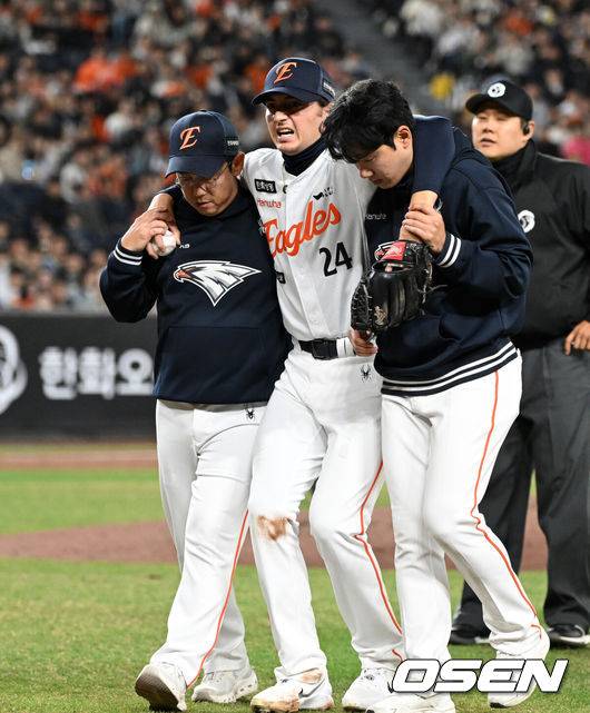 [OSEN=대전, 이대선 기자] 31일 대전 한화생명볼파크에서 2026 신한 SOL KBO리그 한화 이글스와 KT 위즈의 경기가 열렸다.이날 한화는 오웬 화이트, KT는 케일럽 보쉴리를 선발로 내세웠다.3회초 무사 1,2루에서 한화 화이트가 수비 과정에서 부상을 당하며 교체되고 있다. 2026.03.31 /sunday@osen.co.kr