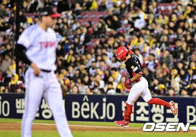 [OSEN=잠실, 지형준 기자] 31일 서울 잠실야구장에서 2026 신한 SOL KBO리그 LG 트윈스와 KIA 타이거즈즈의 경기가 열렸다. 이날 LG는 톨허스트, KIA는 아담 올러를 선발로 내세웠다.2회초 2사 2루에서 KIA 김도영이 좌월 투런포를 날리며 기뻐하고 있다. 2026.03.31&nbsp;/ jpnews@osen.co.kr