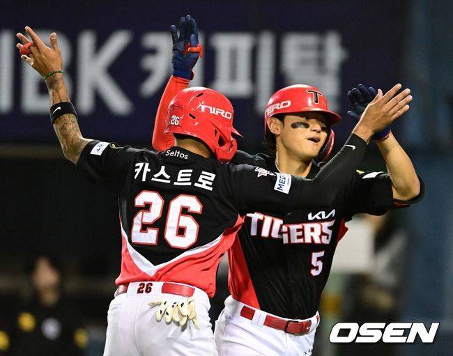 [OSEN=잠실, 지형준 기자]2회초 2사 2루에서 KIA 김도영이 좌월 투런포를 날리며 카스트로와 기뻐하고 있다. 2026.03.31&nbsp;/ jpnews@osen.co.kr
