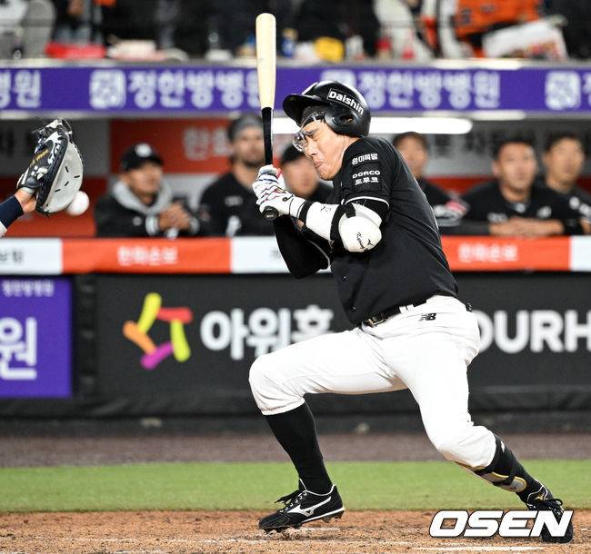 엄상백 투구에 헤드샷 당하는 허경민