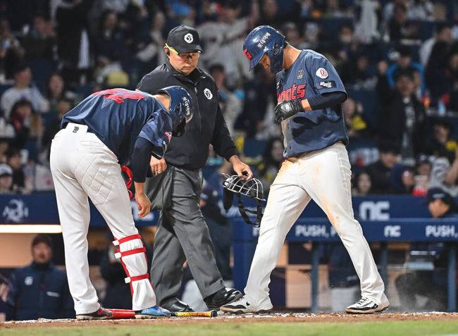 [OSEN=창원, 이석우 기자] 31일 창원NC파크에서 2026 신한 SOL KBO 리그 NC 다이노스와 롯데 자이언츠의 경기가 열렸다. 홈팀 NC는 토다가, 방문팀 롯데는 박세웅이 선발 출전했다. 롯데 자이언츠 손호영이 3회초 2사 만루 노진혁의 밀어내기 볼넷으로 득점을 올리고 있다. 2026.03.31 / foto0307@osen.co.kr