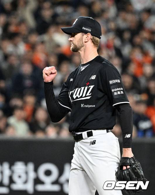 [OSEN=대전, 이대선 기자] 31일 대전 한화생명볼파크에서 2026 신한 SOL KBO리그 한화 이글스와 KT 위즈의 경기가 열렸다.이날 한화는 오웬 화이트, KT는 케일럽 보쉴리를 선발로 내세웠다.5회말 2사 1,2루에서 KT 보쉴리가 한화 노시환을 삼진으로 처리하고 환호하고 있다. 2026.03.31 /sunday@osen.co.kr