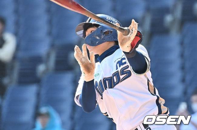 [OSEN=창원, 이석우 기자] 19일 창원NC파크에서 2026 신한 SOL KBO 리그 시범경기 NC 다이노스와 삼성 라이온즈의 경기가 열렸다. 홈팀 NC는 토다가, 방문팀 삼성은 이승현이 선발 출전했다. NC 다이노스 신재인이 5회말 2사 중견수 앞 안타를 치고  있다. 2026.03.19 / foto0307@osen.co.kr