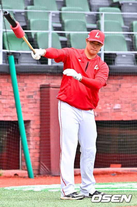[OSEN=인천, 민경훈 기자] 1일 인천 SSG랜더스필드에서 ‘2026 신한 SOL KBO리그’ SSG 랜더스와 키움 히어로즈의 경기가 열릴 예정인 가운데 그라운드 훈련이 진행됐다. 경기 전 SSG 김재환이 스윙 연습을 하고 있다. 2026.04.01&nbsp;/ rumi@osen.co.kr