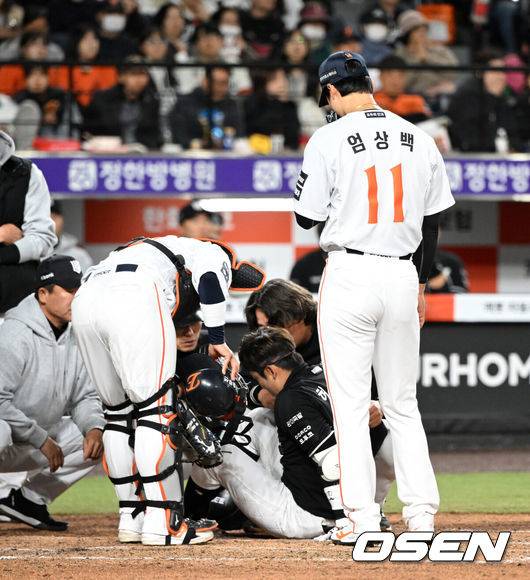 [OSEN=대전, 이대선 기자] 31일 대전 한화생명볼파크에서 2026 신한 SOL KBO리그 한화 이글스와 KT 위즈의 경기가 열렸다.이날 한화는 오웬 화이트, KT는 케일럽 보쉴리를 선발로 내세웠다.5회초 1사 1,2루에서 한화 엄상백이 자신의 투구에 머리를 맞은 KT 허경민을 걱정하고 있다. 2026.03.31 /sunday@osen.co.kr