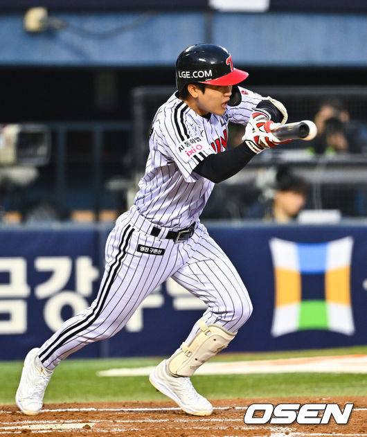 [OSEN=잠실, 박준형 기자] 1일 서울 잠실야구장에서 2026 신한 SOL KBO리그 LG 트윈스와 KIA 타이거즈의 경기가 열렸다. 이날 LG는 송승기를, KIA는 양현종을 선발로 내세웠다.1회말 2사 1,3루 LG 구본혁이 1타점 기습번트안타를 성공시키고 있다  2026.04.01 / soul1014@osen.co.kr