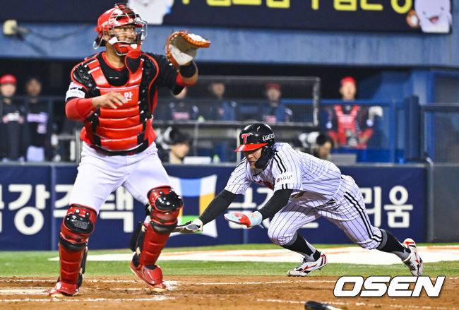 [OSEN=잠실, 박준형 기자] 1일 서울 잠실야구장에서 2026 신한 SOL KBO리그 LG 트윈스와 KIA 타이거즈의 경기가 열렸다. 이날 LG는 송승기를, KIA는 양현종을 선발로 내세웠다.8회말 1사 3루 LG 홍창기의 내야땅볼때 3루 대주자 최원영이 홈쇄도해 세이프되고 있다.      2026.04.01 / soul1014@osen.co.kr