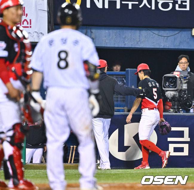 [OSEN=잠실, 박준형 기자] 1일 서울 잠실야구장에서 2026 신한 SOL KBO리그 LG 트윈스와 KIA 타이거즈의 경기가 열렸다. 이날 LG는 송승기를, KIA는 양현종을 선발로 내세웠다.8회말 엘 박동원 타구를 수비하던 도중 다친 KIA 김도영이 교체되고 있다.      2026.04.01 / soul1014@osen.co.kr