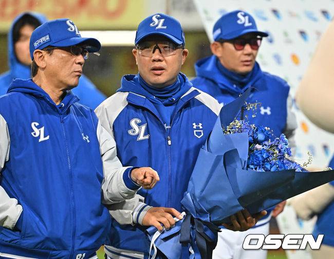 [OSEN=대구, 이석우 기자] 1일 대구삼성라이온즈파크에서 2026 신한 SOL KBO 리그 삼성 라이온즈와 두산 베어스의 경기가 열렸다. 삼성이 두산에 13-3으로 대승을 거뒀다.삼성 라이온즈 박진만 감독이 KBO리그 최초 3000승을 기록하고 축하 꽃다발을 받고 있다. 2026.04.01 / foto0307@osen.co.kr