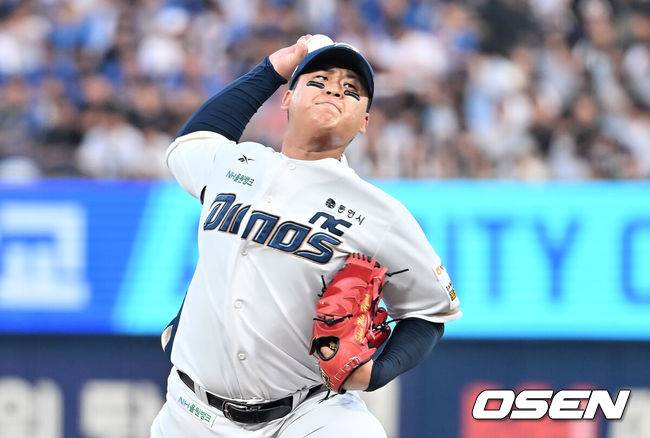 [OSEN=창원, 이석우 기자] 22일 창원NC파크에서 2025 신한 SOL 뱅크 KBO 리그 NC 다이노스와 롯데 자이언츠의 경기가 열렸다. 홈팀 NC는 신민혁이, 방문팀 롯데는 박세웅이 선발 출전했다. NC 다이노스 선발투수 신민혁이 역투하고 있다. 2025.08.22 / foto0307@osen.co.kr
