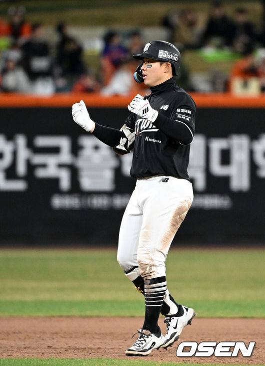 [OSEN=대전, 이대선 기자] 1일 대전 한화생명볼파크에서 2026 신한 SOL KBO리그 한화 이글스와 KT 위즈의 경기가 열렸다.이날 한화는 류현진, KT는 고영표를 선발로 내세웠다.8회초 2사 만루에서 KT 최원준이 우월 3타점 적시 2루타를 치고 환호하고 있다. 2026.04.01 /sunday@osen.co.krc