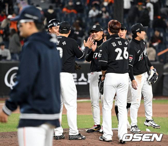 [OSEN=대전, 이대선 기자] 프로야구 KT 위즈가 한화 이글스를 연이틀 꺾고 개막 4연승을 달렸다.이강철 감독이 이끄는 KT는 1일 대전 한화생명 볼파크에서 열린 2026 신한 SOL KBO리그 한화와의 원정경기에서 난타전 끝에 14-11 역전승을 거뒀다. 이날 승리까지 KT가 4경기 전승을 기록 중이고, 한화는 2승2패를 마크했다.경기 종료 후 KT 선수들이 승리의 기쁨을 나누고 있다. 2026.04.01 /sunday@osen.co.kr