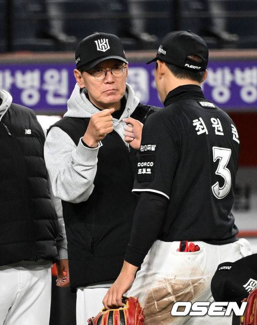 [OSEN=대전, 이대선 기자] 프로야구 KT 위즈가 한화 이글스를 연이틀 꺾고 개막 4연승을 달렸다.이강철 감독이 이끄는 KT는 1일 대전 한화생명 볼파크에서 열린 2026 신한 SOL KBO리그 한화와의 원정경기에서 난타전 끝에 14-11 역전승을 거뒀다. 이날 승리까지 KT가 4경기 전승을 기록 중이고, 한화는 2승2패를 마크했다.경기 종료 후 KT 이강철 감독이 최원준과 승리의 기쁨을 나누고 있다. 2026.04.01 /sunday@osen.co.kr