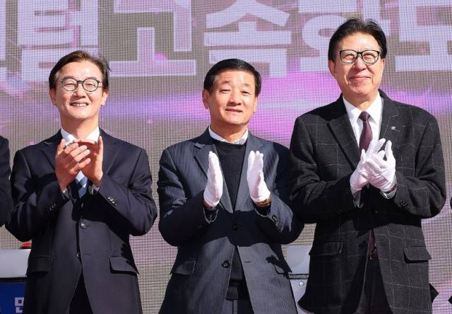 ▲더불어민주당 전재수 예비후보(맨 왼쪽), 국민의힘 박형준 예비후보(맨 오른쪽)ⓒ연합뉴스