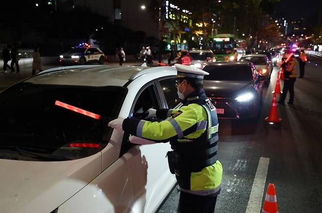 [21일 저녁 서울 공덕역 인근에서 경찰이 음주운전 단속을 실시하고 있다. (사진=연합뉴스)]