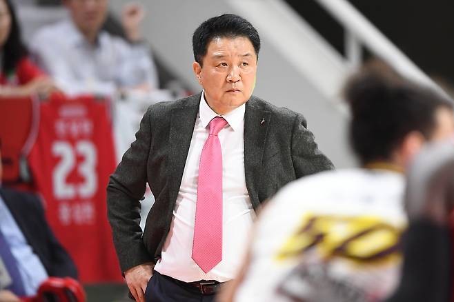 안양 정관장 유도훈 감독이 31일 안양실내체육관에서 펼쳐진 2025~2026 LG전자 프로농구 정규리그 창원 LG와의 홈경기에서 코트를 바라보며 전술을 지휘하고 있다. KBL 제공