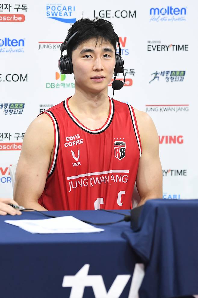 '승리의 주역' 안양 정관장 박지훈 선수가 31일 안양실내체육관에서 펼쳐진 2025~2026 LG전자 프로농구 정규리그 창원 LG와의 홈경기가 끝난 뒤 인터뷰를 진행 중이다. KBL 제공