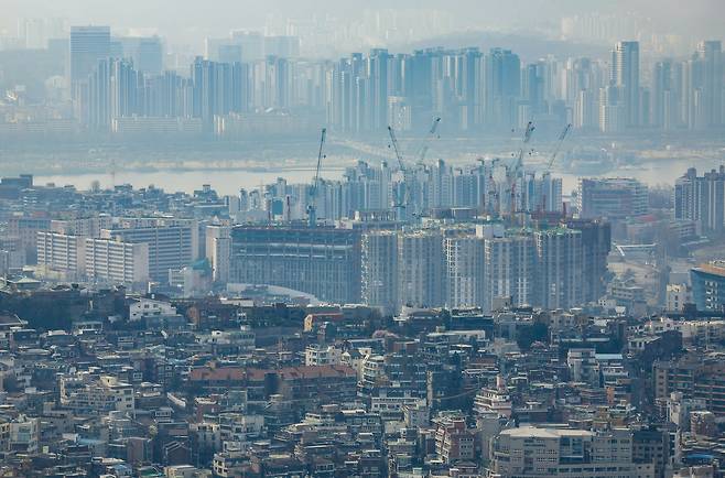 서울 중구 남산에서 서울시내 아파트가 보이고 있다. 뉴시스