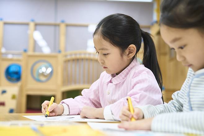 이르면 내년 하반기부터 만 3세 미만 영유아를 대상으로 한 주입식 인지 교습이 전면 금지된다. 게티이미지뱅크