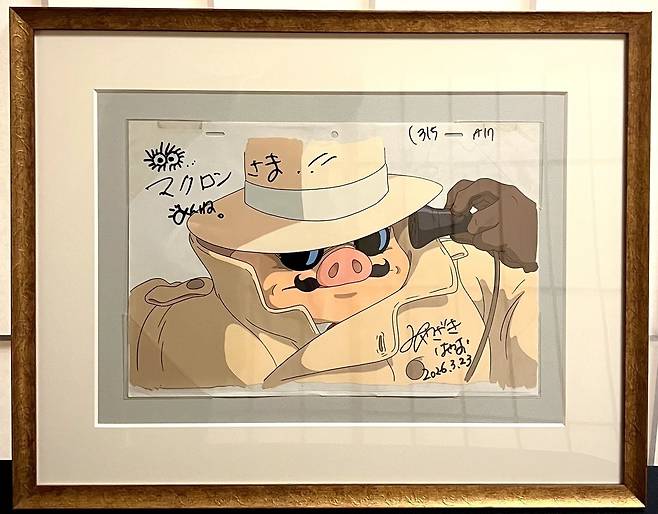 지난달 31일 일본을 방문한 에마뉘엘 마크롱 프랑스 대통령(가운데)이&nbsp;미야자키 하야오 감독에게 선물로 받은&nbsp;‘붉은 돼지’ 캐릭터 그림. SNS 캡처